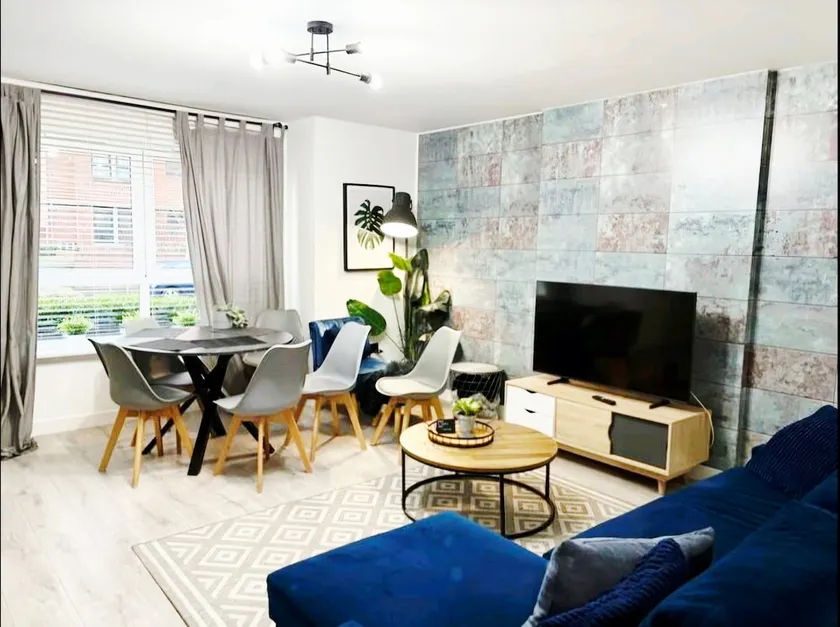 Stylish 2 bedroom Apartment / FREE Gated Parking - Image 1