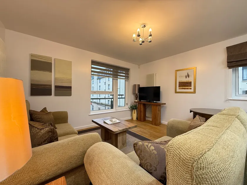 Holyrood Apartment with parking & lift access - Image 1