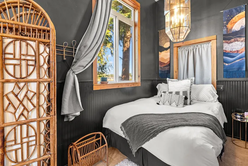 Tranquil Carriage House Loft by the River+ Hot tub - Image 1