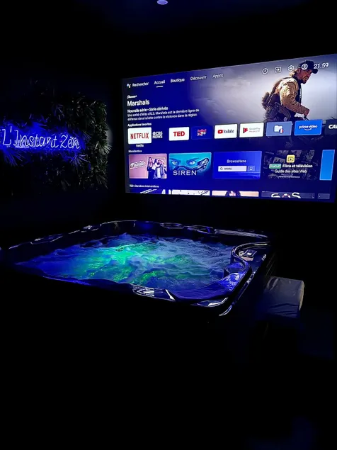 Private accommodation: jacuzzi, sauna, double shower - Image 1