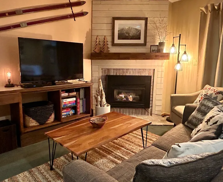 Cozy Ski-In/Ski-Out Escape at Sugarloaf with AC - Image 1