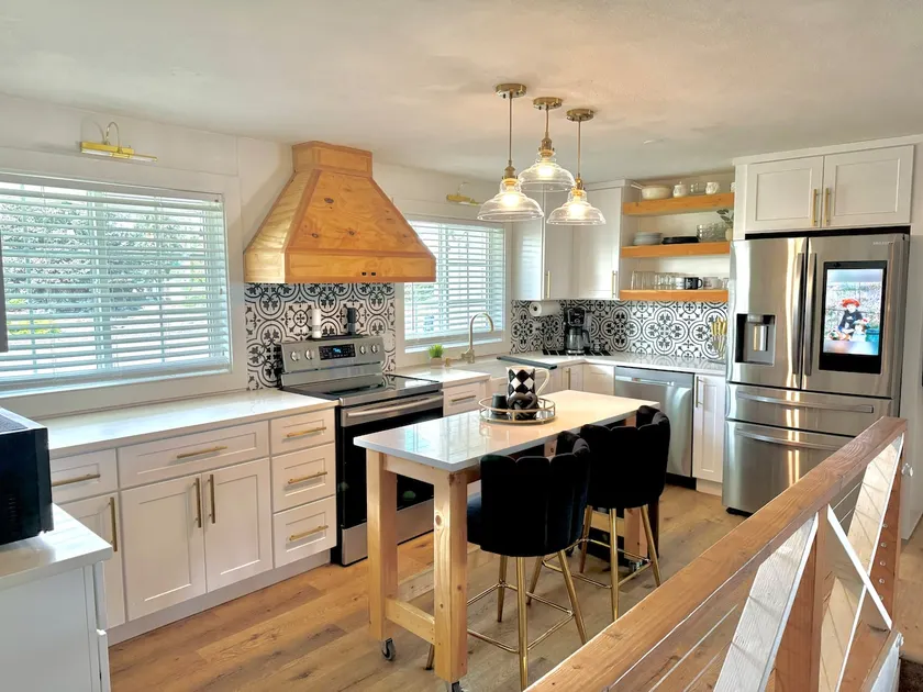 1/ 3 acre,hot tub,playground&NEW Volleyball court! - Image 1