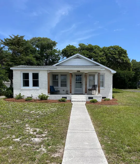 Across from marina and fully renovated! - Image 1