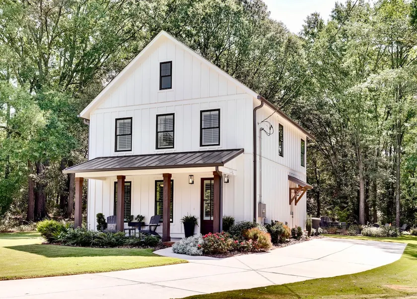Stylish Downtown 3BR, Fire Pit, 6 Miles to UGA - Image 1