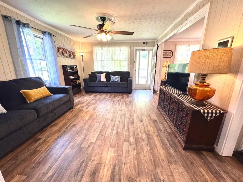 Main Street House, Parking, few miles from trails! - Image 1