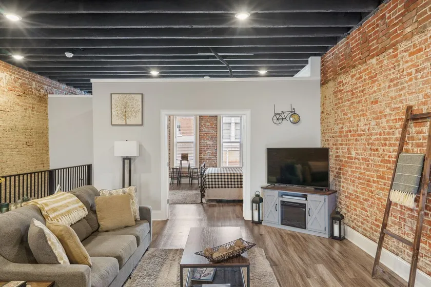 Luxury Downtown Loft- Walk to Katy Trail & Casino - Image 1