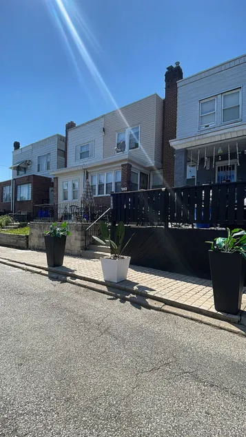 Spacious 3BR Stay Near PHL w/ Patio & Parking - Image 1