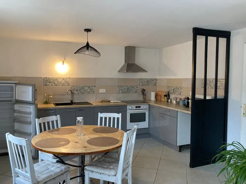 Bright 2-Bedroom Townhouse with Terrace - Image 1