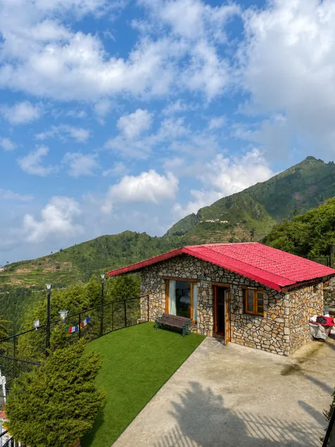 A Charming 1 BR Wood Cabin near Dhanaulti - Image 1
