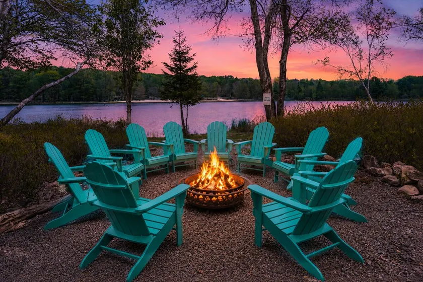 Lake Front Lodge Hot tub fire pit Kayak - Image 1