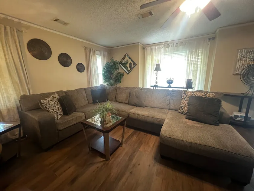 Great 3 BR 1 bath bungalow with fenced backyard - Image 1