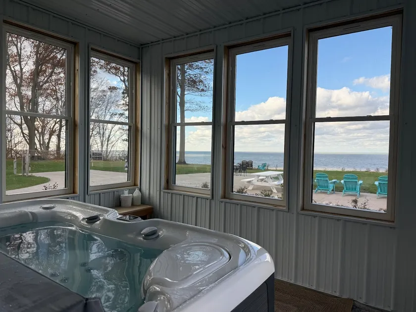 House on Lake Erie with spectacular views:) - Image 1