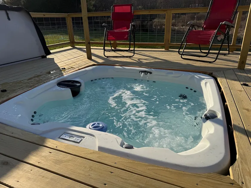 Relaxing Wooded Retreat w amenities - Image 1