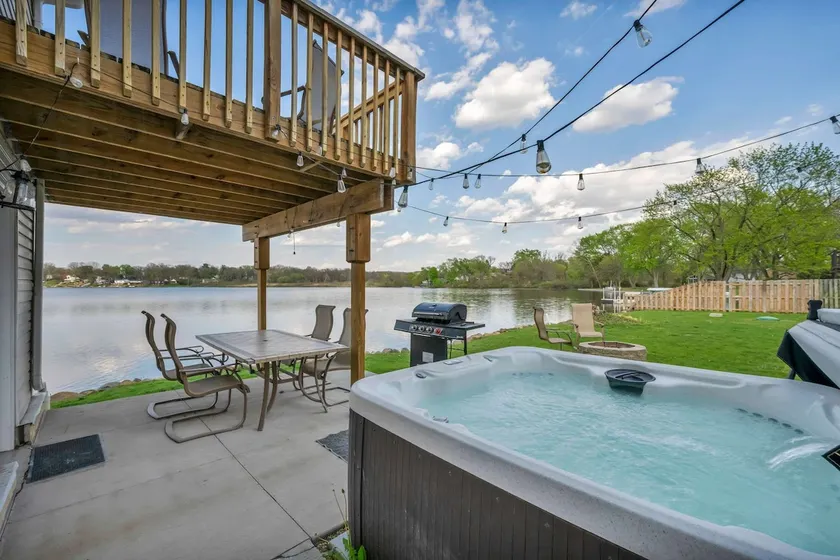 Lake Front Hot Tub Fire Pit Sleeps 10 - Image 1