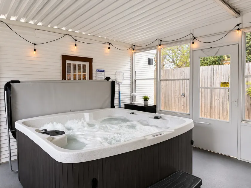 Luxury Bungalow | Hot Tub, Sauna & Fire Pit - Image 1