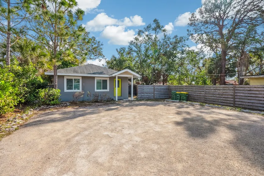 Spacious Studio DTWN SRQ centrally located - Image 1