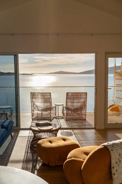 Float waterfront 16km from Hobart CBD/airport - Image 1