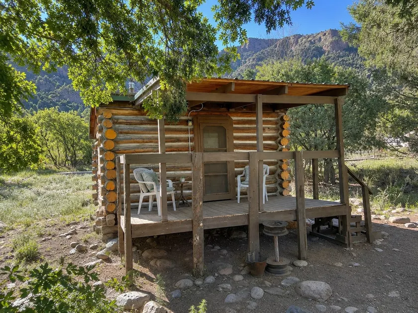 Rustic Pioneer cabin on the Arkansas River P2 - Image 1