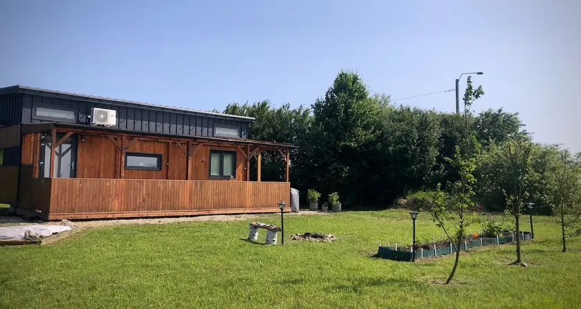Wooden cottage in the countryside - Image 1