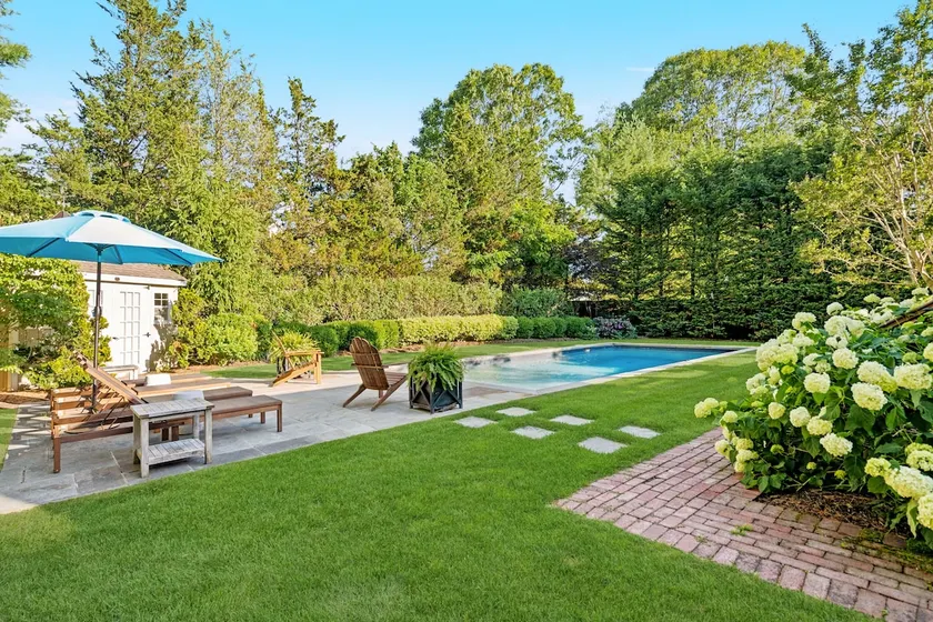 Cottage en bardeaux de cèdre, piscine chauffée et jardins - Image 1