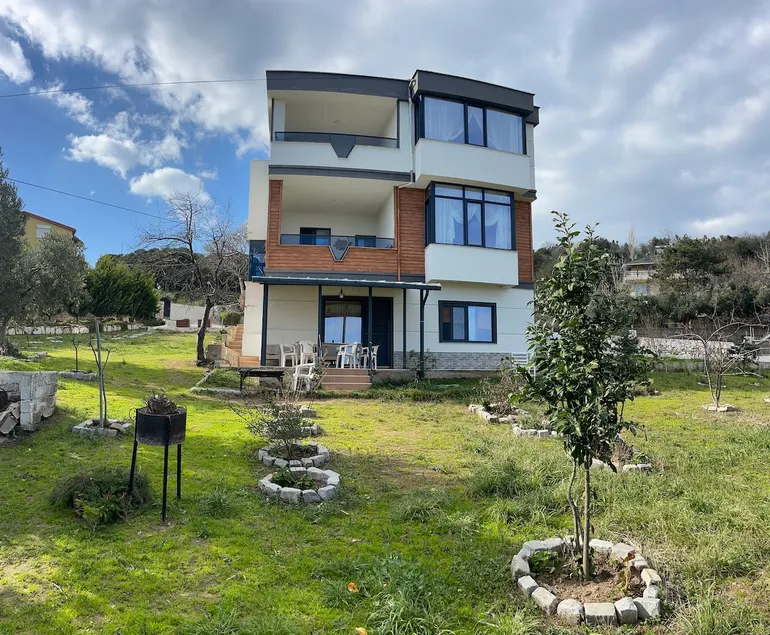 In the freshwater village of Erdek, very close to the sea, with a garden - Image 1