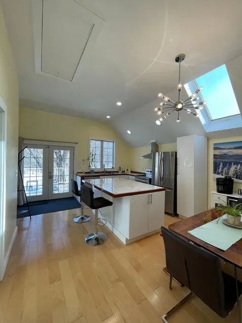 Suite 23 - Spacious Sunny 2-BR with Mountain view - Image 1