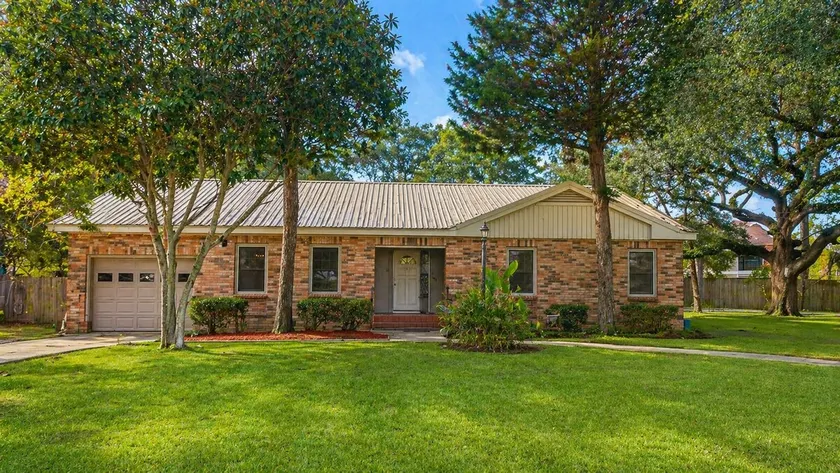 The Brickwood farmhouse among the Oaks and Pines - Image 1