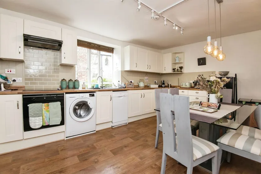Church View-Fabulous 2 bed apartment-4 Poster bed - Image 1
