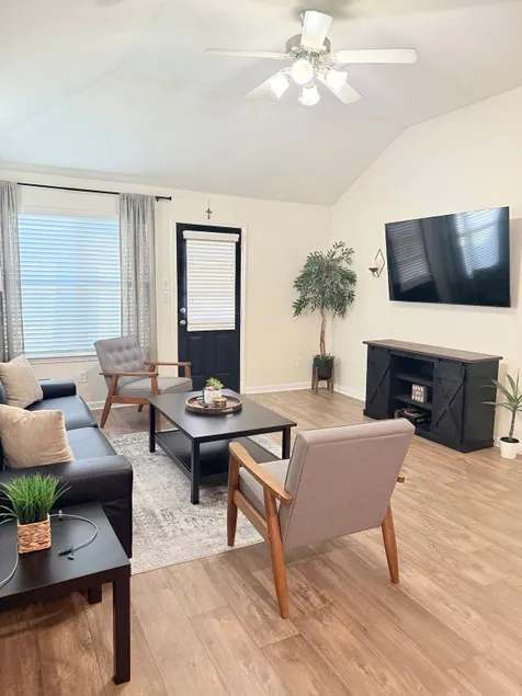 Cozy 3 bed 2 bath home - Image 1
