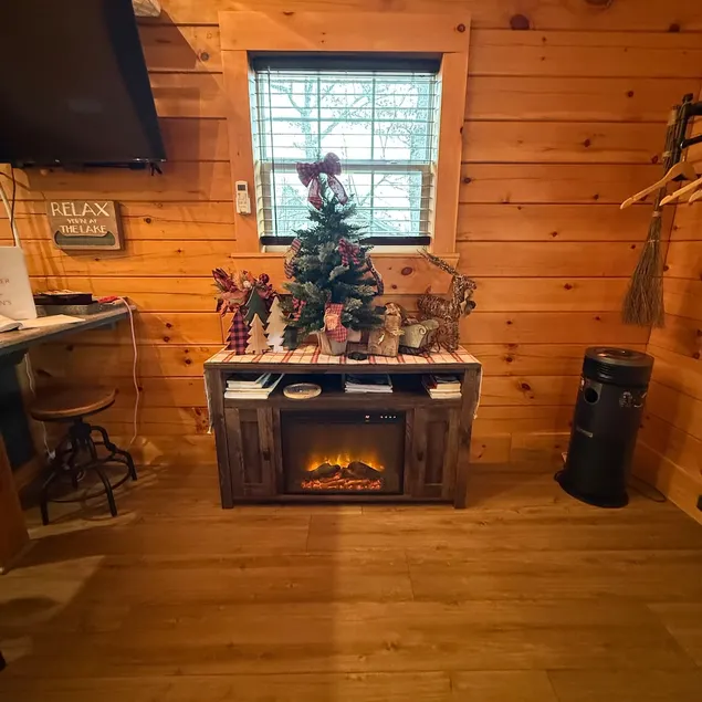Cozy log cabin near Beaver Lake - Image 1