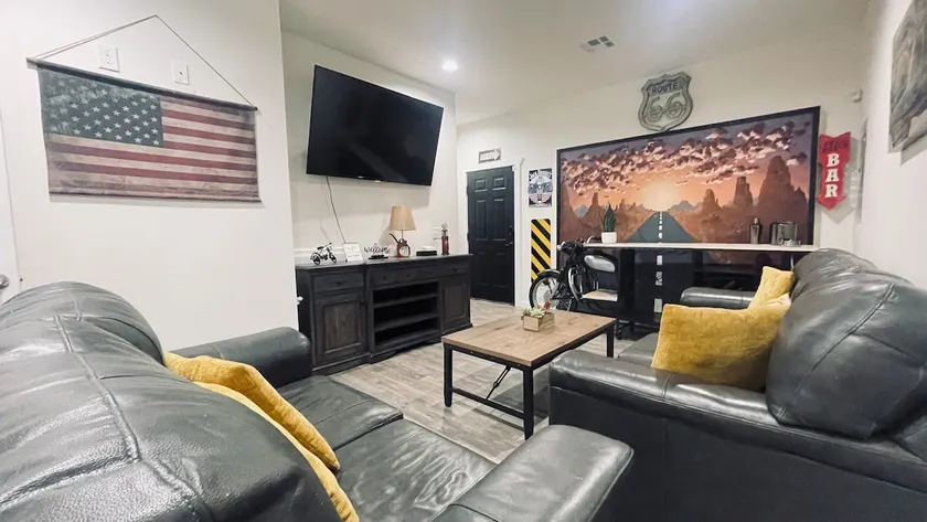 The Hawg House:Motorcycle Themed & Waterfront - Image 1