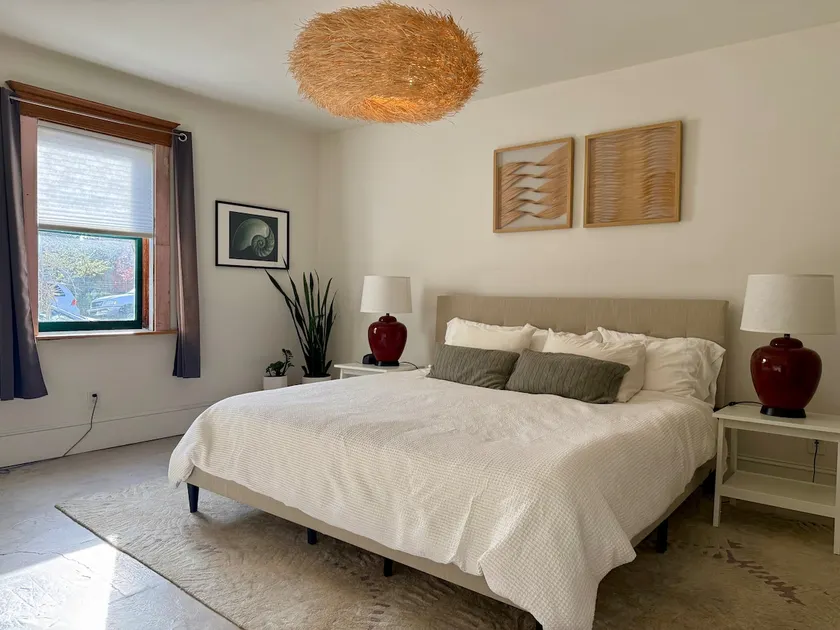 The Pacific - KING bed, 1.5 blocks to downtown - Image 1
