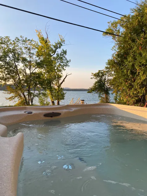 Sunrise Lake House! Comfort-Hot Tub-Beach - Image 1