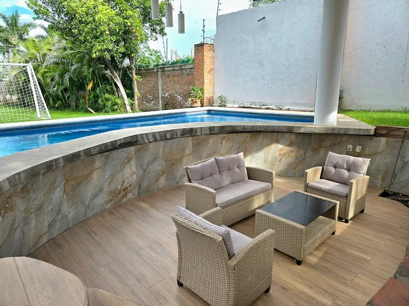 Pool in Teques check out 3 pm from Mon to Thu - Image 1
