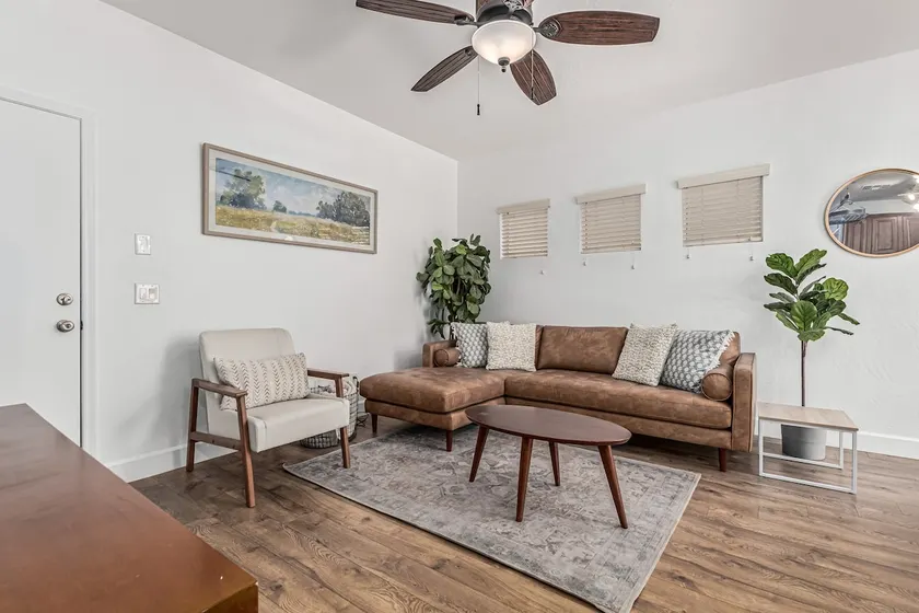 Clean family friendly Gilbert home, community pool - Image 1
