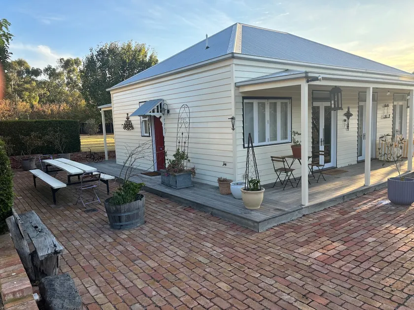 Little house in Wallington - Image 1