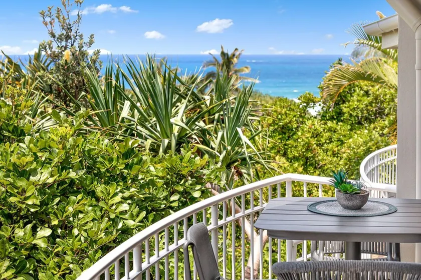 Andari Apartment 2, Sunshine Beach, Beachfront Street and just steps to Surf-club - Image 1