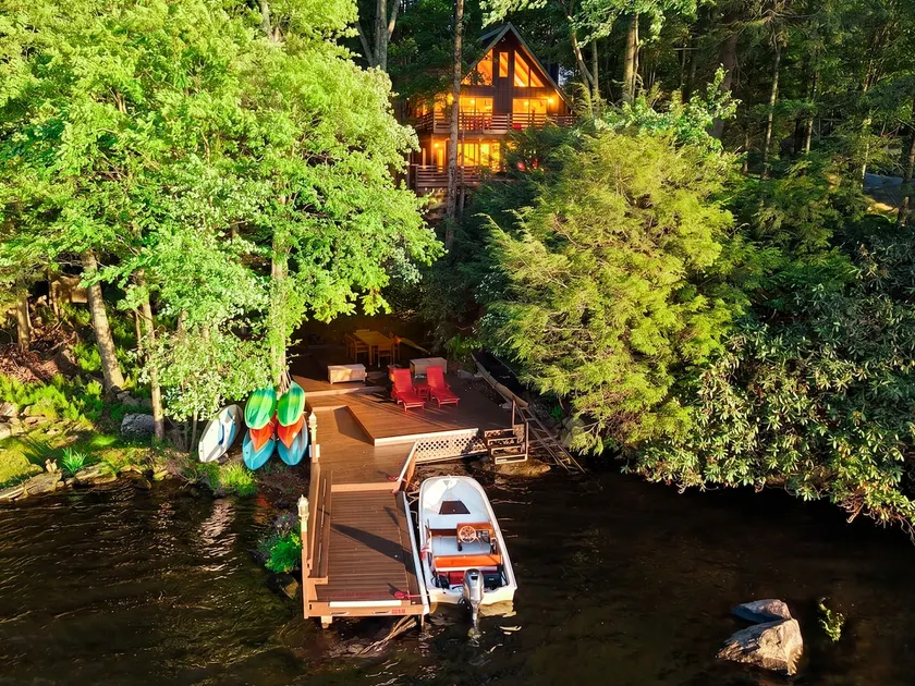 5-Tier Lakefront | Hot Tub | Kayaks & Motorboat - Image 1