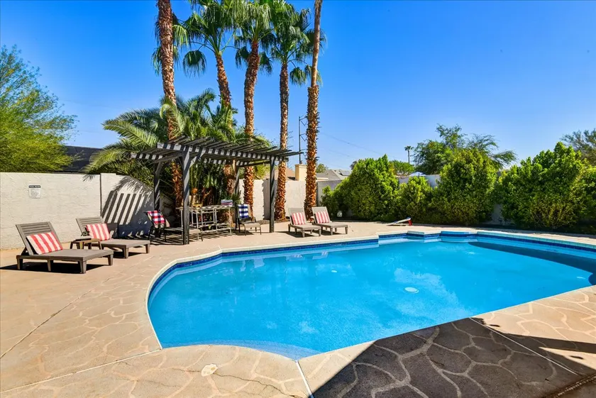 Come as you are with free Heated Pool! - Image 1