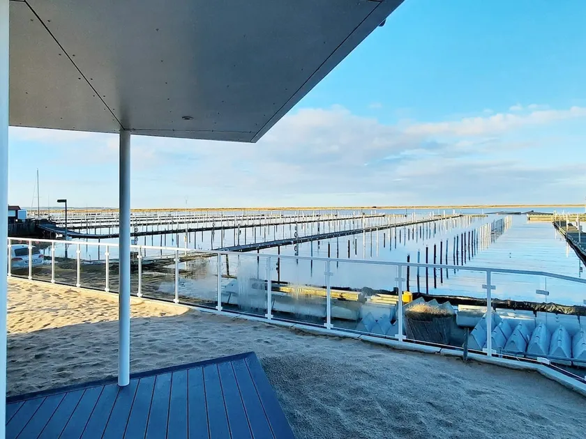 Luxury apartment in prime waterfront location - Image 1