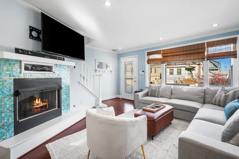 1 BLOCK TO BEACH & DINING, beautifully updated, park 3 cars! - Image 1