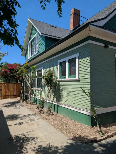 Sunny upstairs Unit w/ parking in 1920s Victorian - Image 1