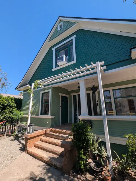 Sunny upstairs Unit w/ parking in 1920s Victorian - Image 1