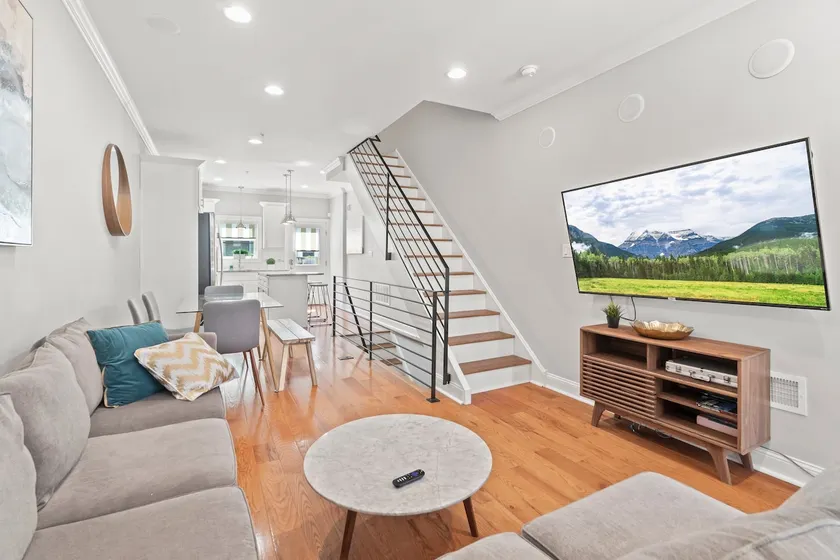 Free Parking- Roof Top Deck-10 Mins to Center City - Image 1