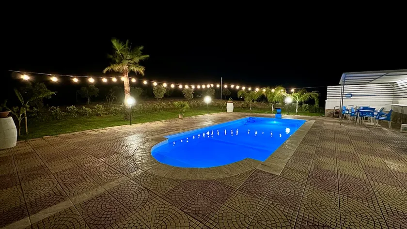 Villa med swimmingpool og græsplæne - Image 1
