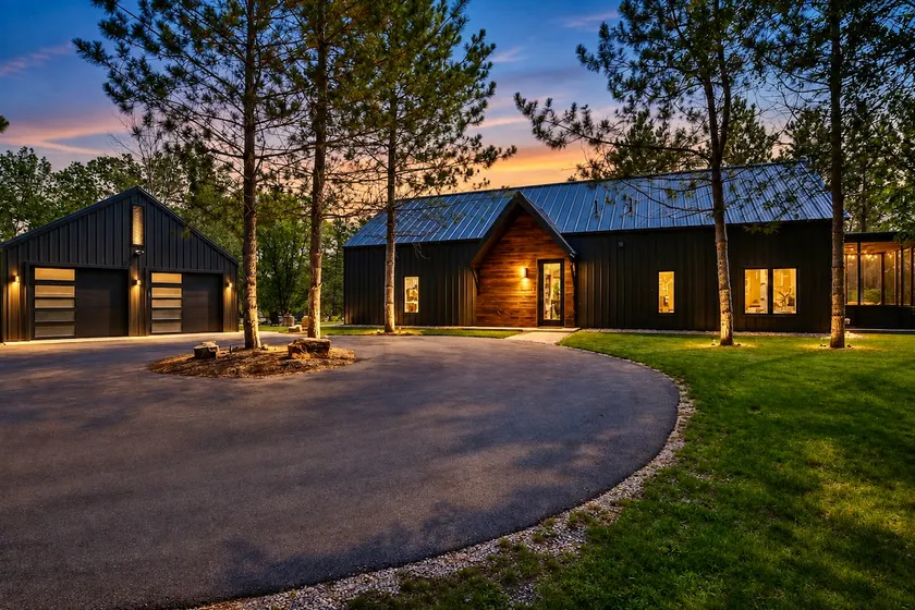 Modern Riverview Cabin Near Devil’s Lake - Image 1