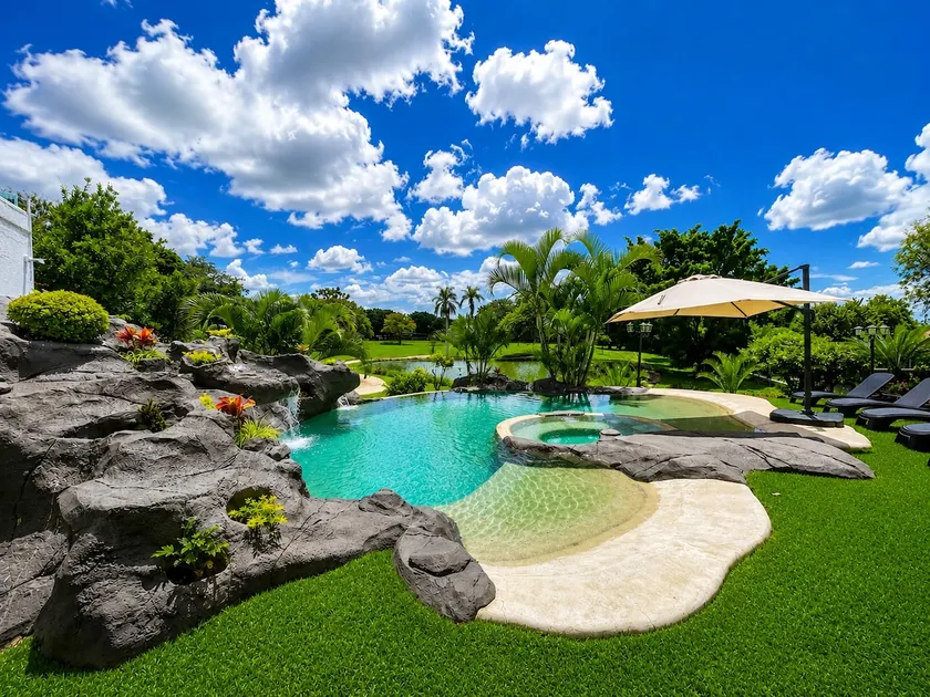 Private Resort Villa with Lake View & Jacuzzi - Image 1