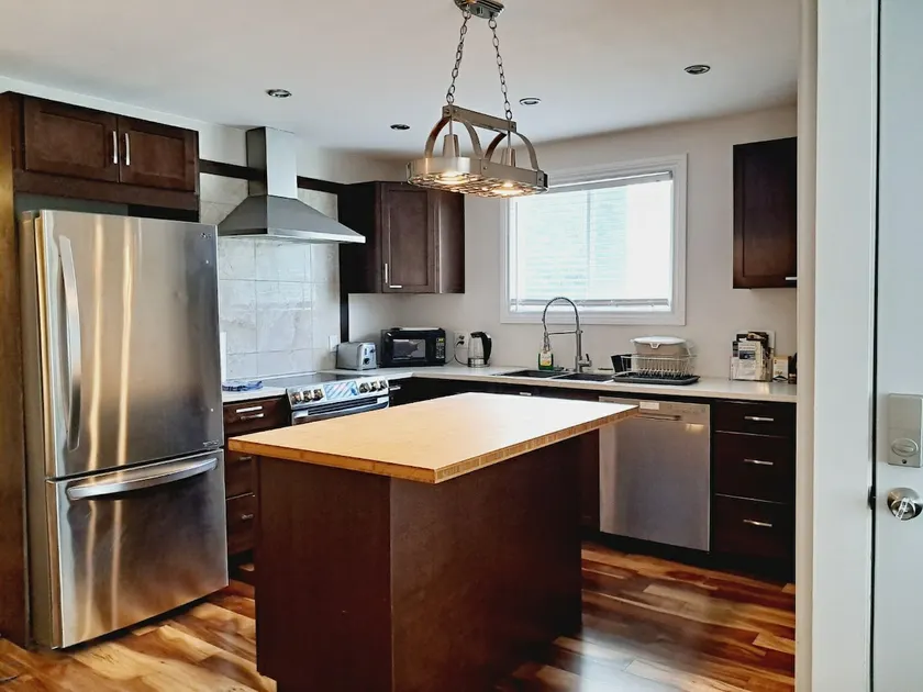 Warm & Renovated 3 Bedroom Suite - Full Kitchen - Image 1