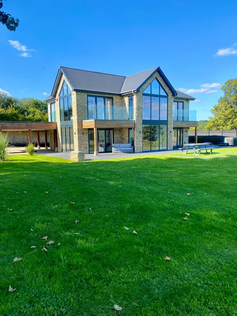 Stunning modern home set in beautiful grounds. - Image 1