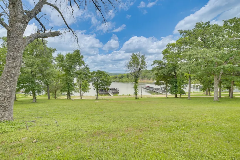 Lakeside Reeds Spring Home w/ Deck & Pool Access! - Image 1